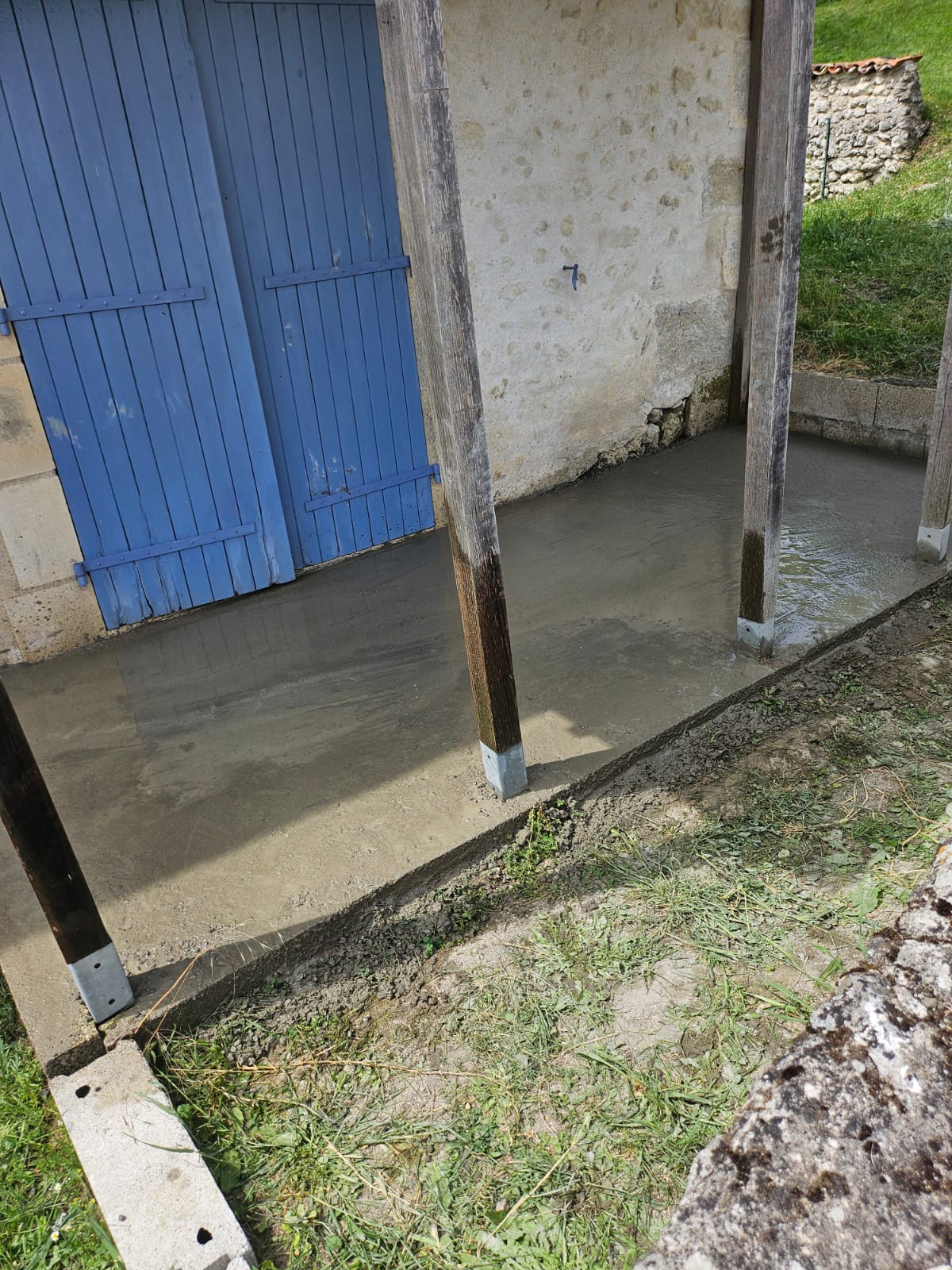 Dalle béton sous appentis
